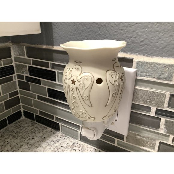 Scentsy Warmer Heavenly Angel Plug-In Cream And Gold Retired 2010 Nightlight - Picture 5 of 15